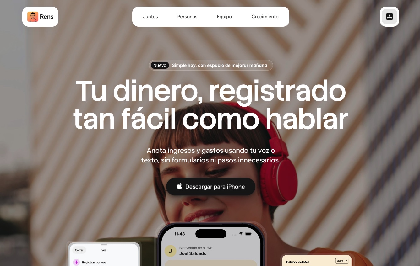 Sitio web de Rens App: titular «Tu dinero, registrado tan fácil como hablar» y la app en un iPhone
